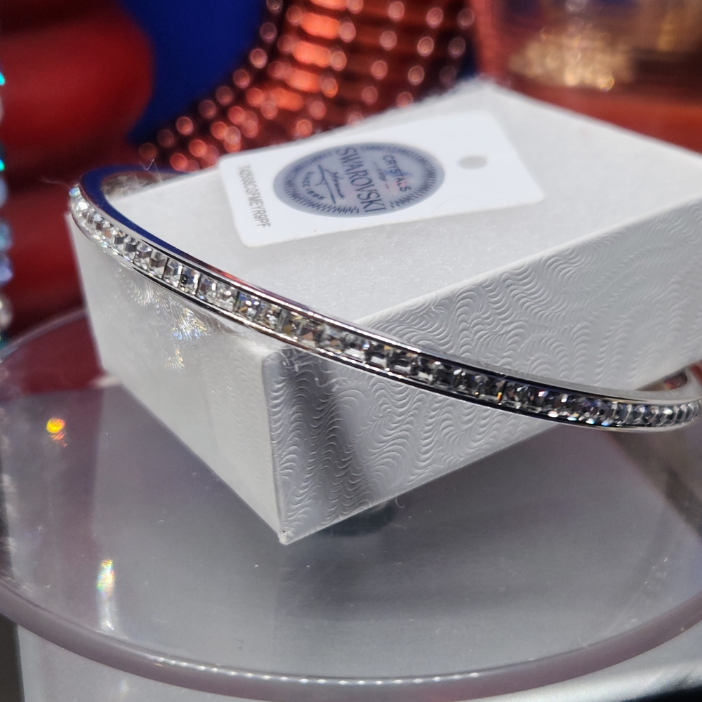 Elegant Silver Bracelet with Crystals